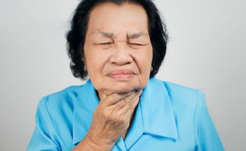 头上这3道横纹，说明心脏在发信号！常按手上两个穴位，养护心脏，省钱省力！