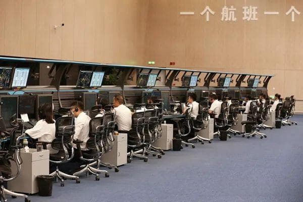 全国首个中小机场群异地进近管制区川南进近管制区正式启用