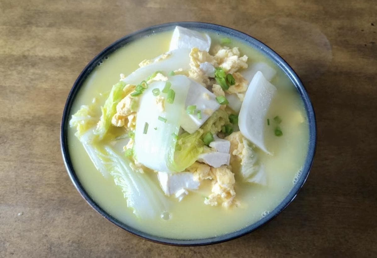 白菜鸡蛋豆腐汤：鲜甜清淡 软嫩顺滑