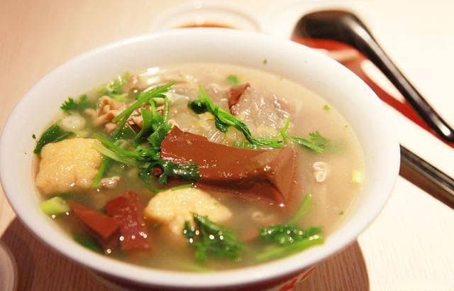 南京鸭血粉丝汤：老鸭熬制的金陵美食名片