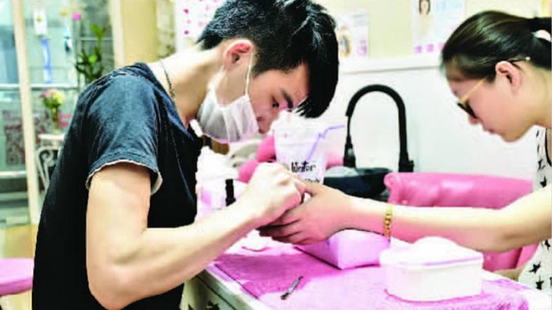 悦己丨指尖上的美丽与健康：美甲热潮背后的隐忧与守护