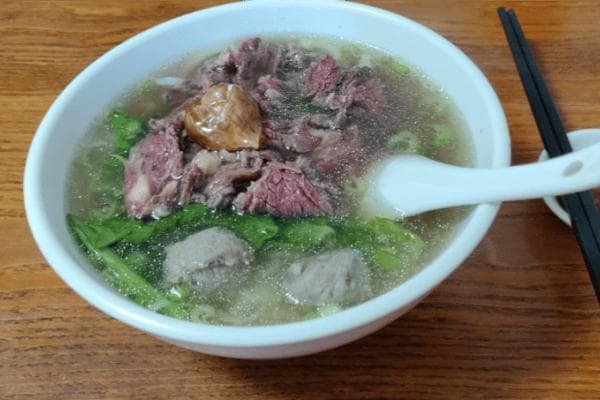 潮汕牛肉汤，以其独特的鲜美与风味，成为了无数食客心中的白月光