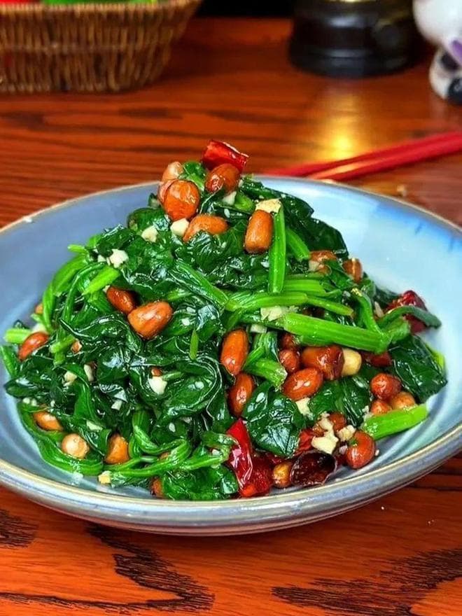 夏季必尝“果仁菠菜”，做法超简单，酸甜爽口停不了，孩子超爱吃，快来试试！