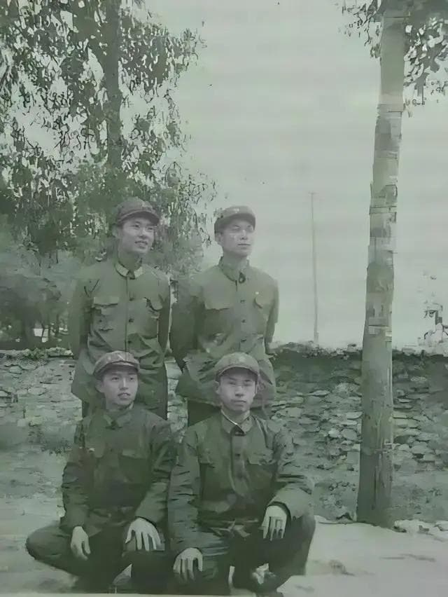 当年，我们战友之间磕磕碰碰习惯了，感情就愈加的深厚…