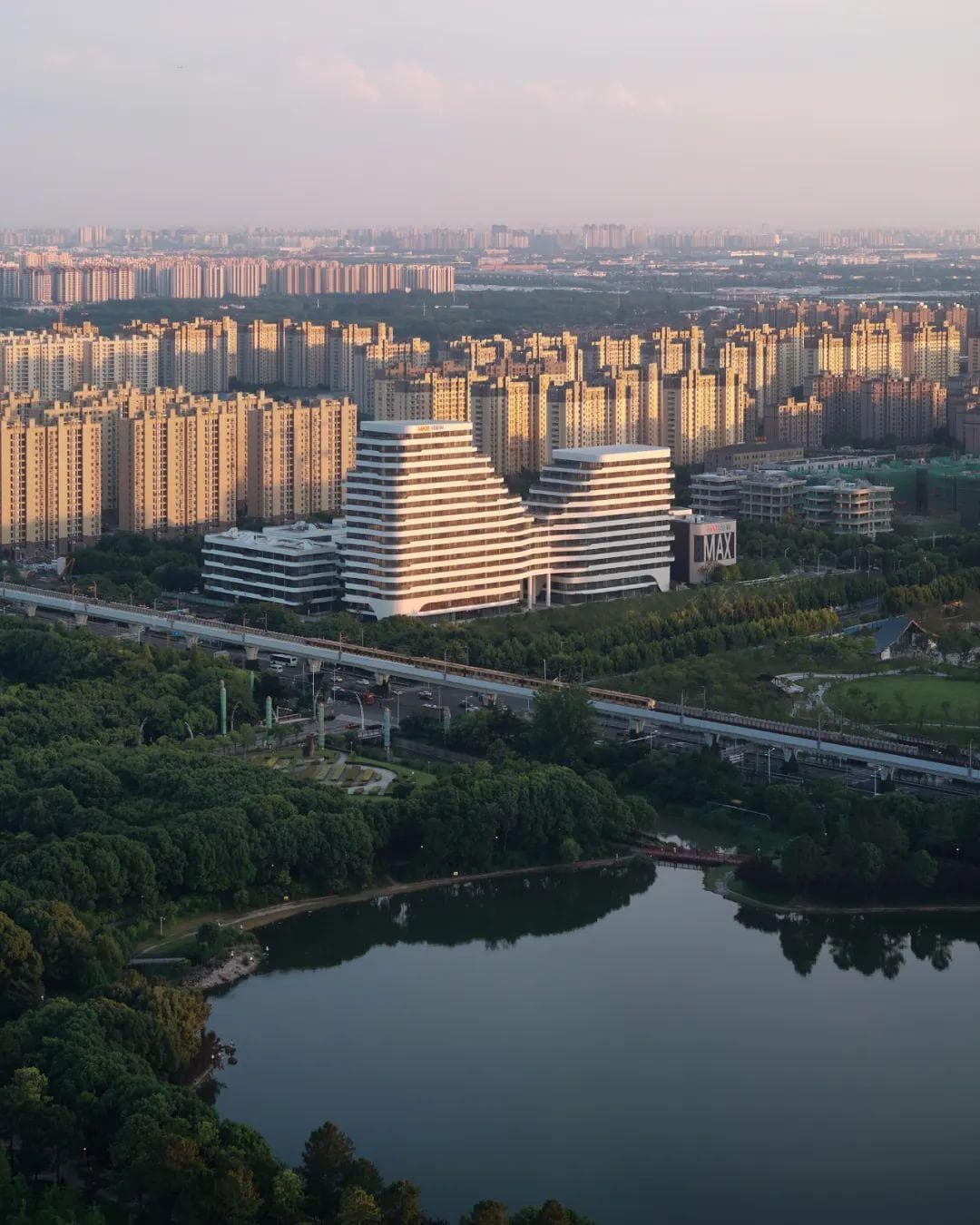 将生态环境导入建筑，打造融入在地风景的科创“绿谷”