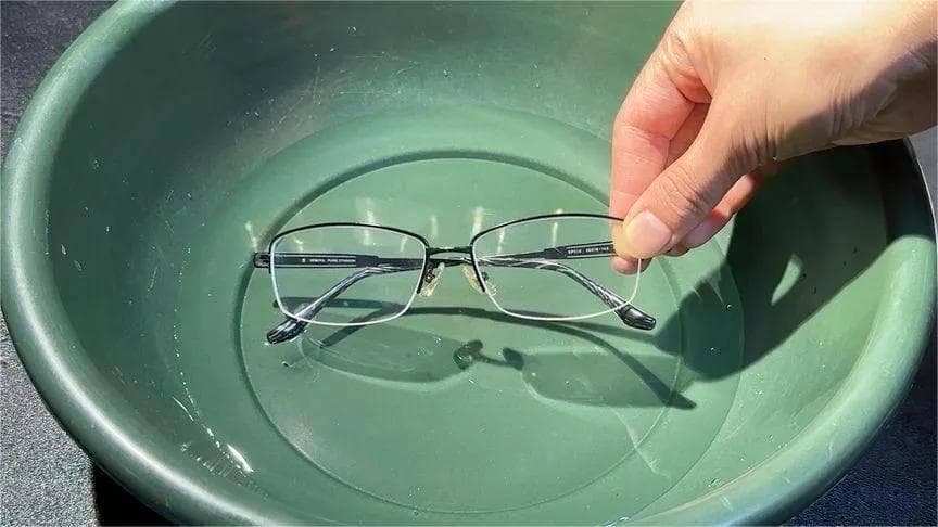 把眼镜放水里泡一泡，效果太棒了，好多人还不知道，快来看看吧！
