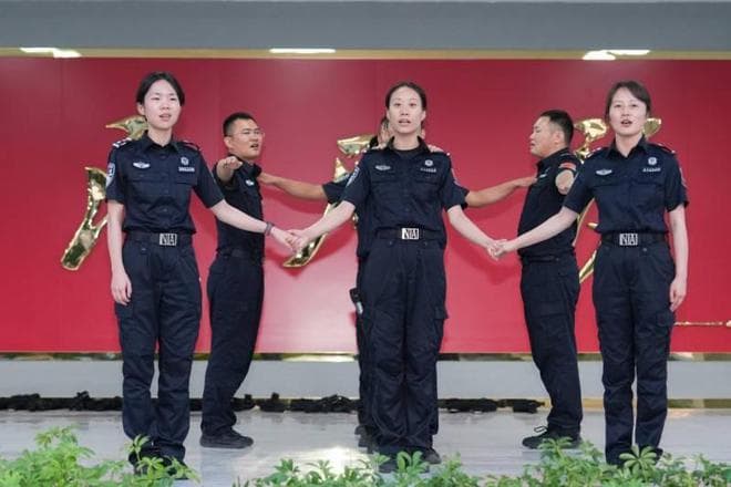 移民管理警察开展心理行为拓展训练，提升团队协作能力