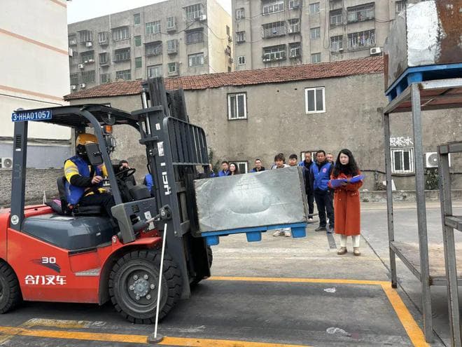 “荆门掇刀叉车工”点亮就业梦