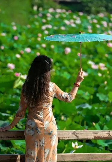 亭亭玉立与婷婷玉立：细解二者之美