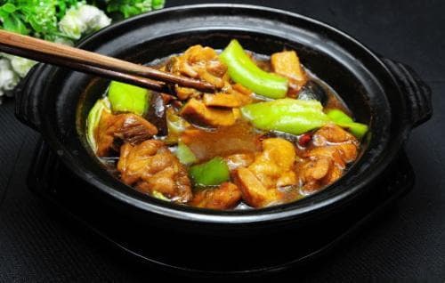 黄焖鸡和鸡公煲的区别：从发源地到口味的全面解析