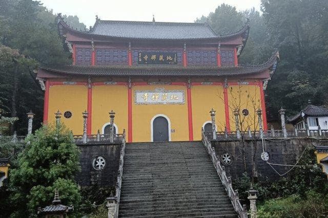 九华山住宿全攻略：山上还是山下？酒店民宿怎么选？