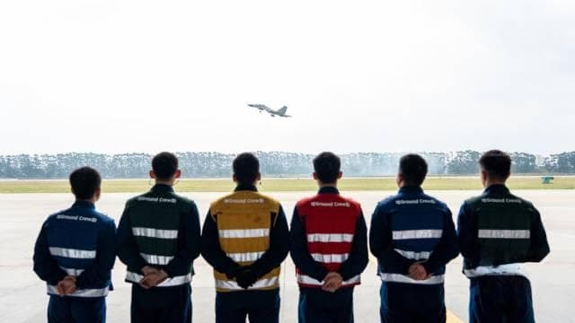 我是航空机务兵，在地面托举战鹰安全飞行