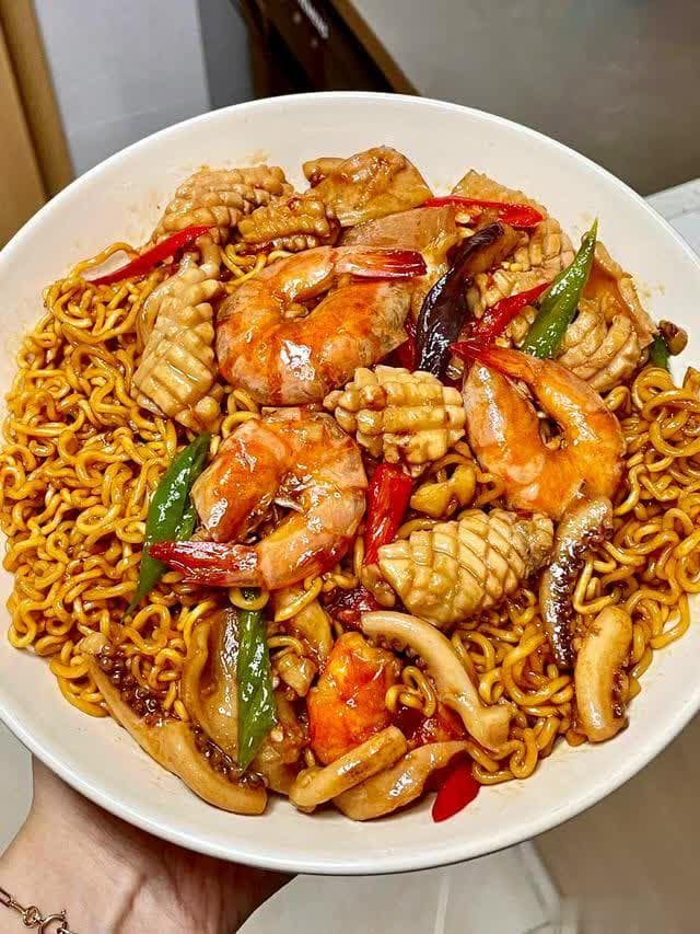 海鲜拌面的秘密：早餐宵夜首选，食材丰富引人入胜！