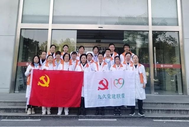 “叔叔阿姨，有事找我们”！九年来，他们之间的故事汇成一道道温暖的光