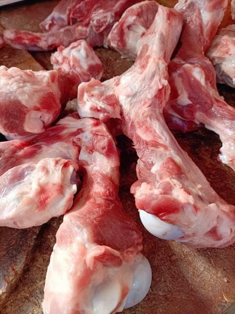 买猪骨头，内行人专挑这2个部位，肉多骨少，价格比瘦肉便宜一半