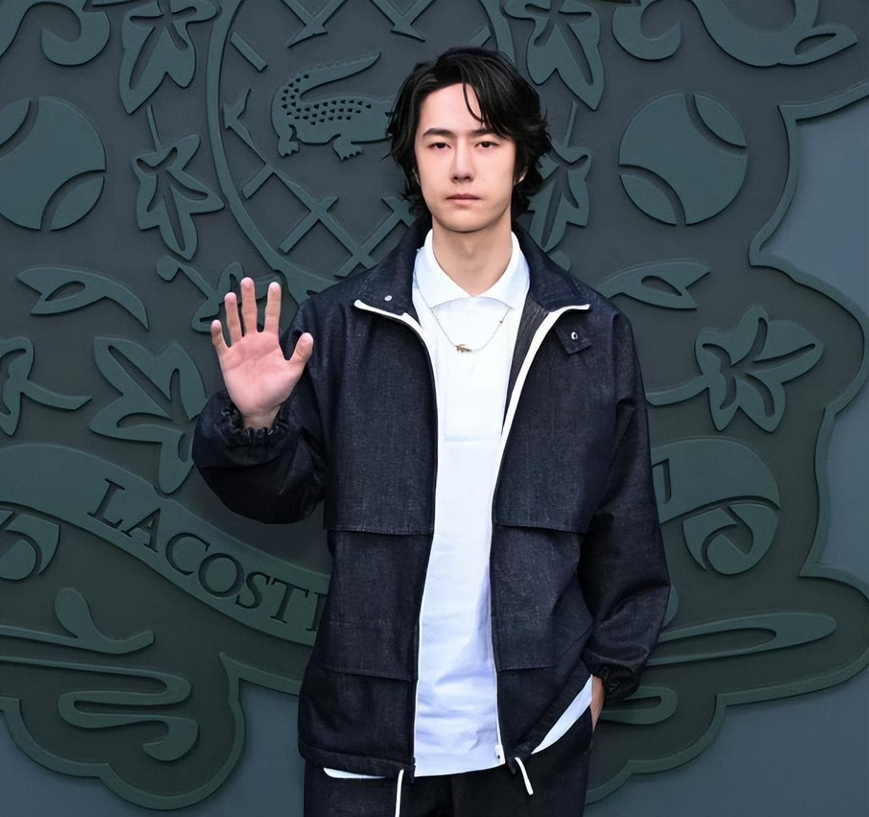 博君一肖时装周风采迥异：王一博巴黎疲倦萎靡，肖战米兰神采奕奕
