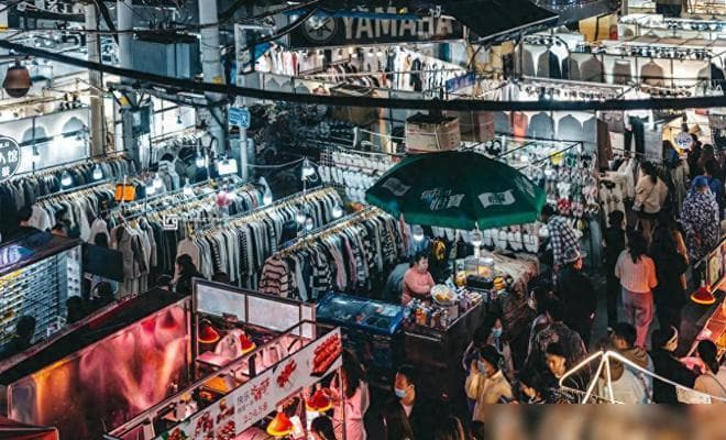 武汉保成路夜市：千米长街千余摊位，尽显江城夜生活的繁华与魅力