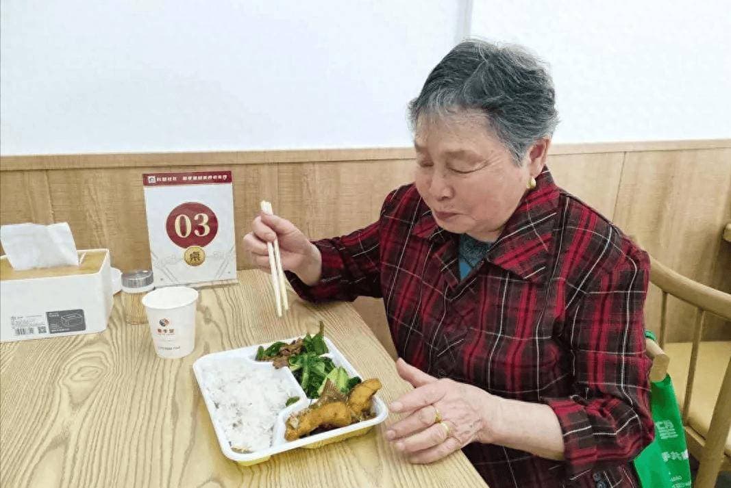 吃饭后有3种反应或是脑梗预兆！医生告诫：这些细节千万不可忽视