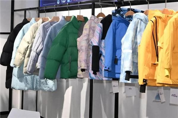 2023年羽绒服市场规模近2000亿，高端产品成消费新宠