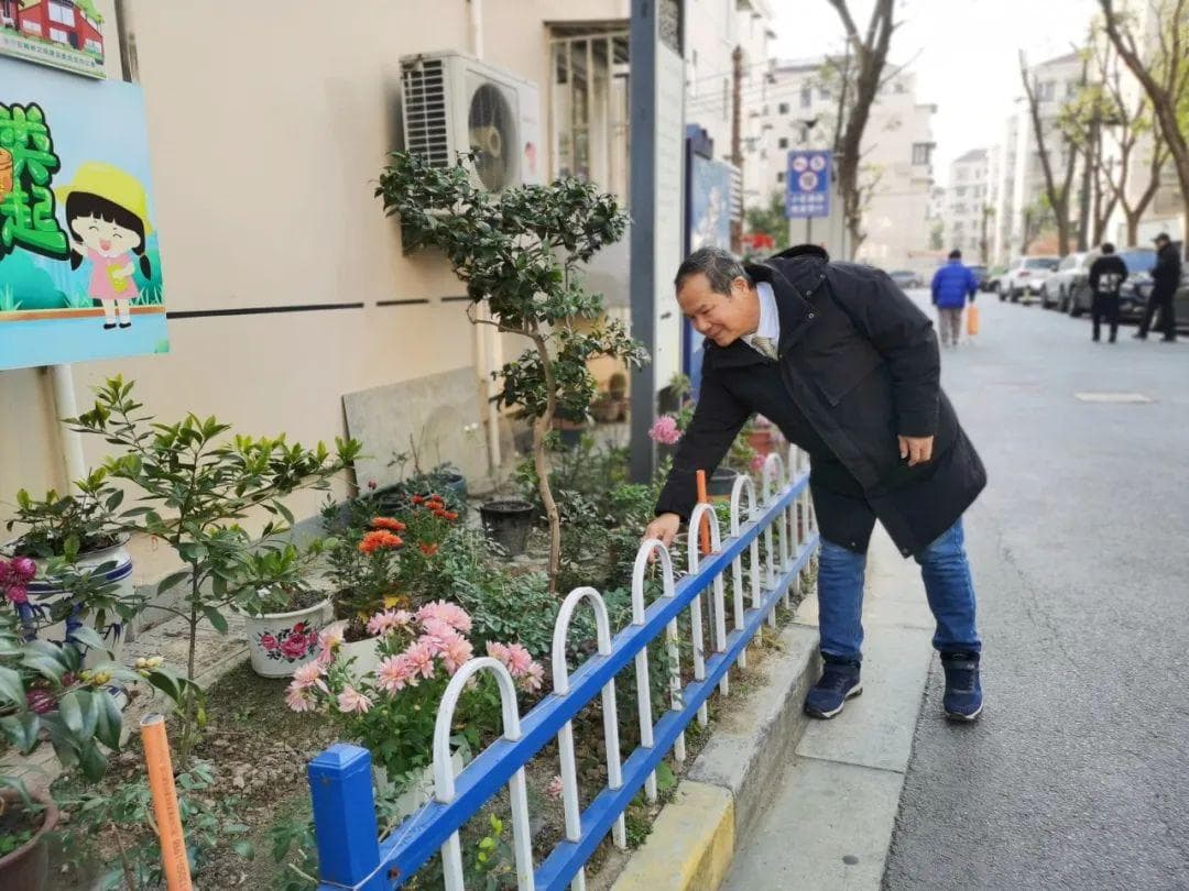 上海“绿植达人”打造共享花园，带动社区成立“七彩园艺护绿队”