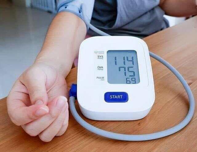 高血压患者喝水指南：哪些水该喝，哪些水不该喝