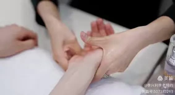 《浪姐5》同款手足护理法曝光！掌跖角化症必看的生存指南：3招缓解脱皮尴尬