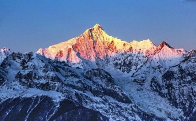 探秘梅里雪山：日照金山的壮丽奇观与藏族文化的千年传承