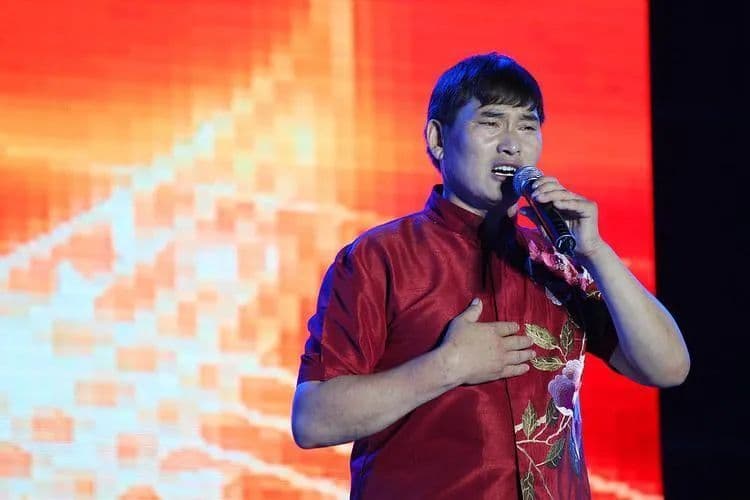 大衣哥拒绝直播带货也不代言：坚守初心，名声重于财富的人生抉择
