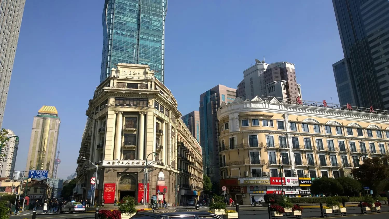 横店影视城：广州街香港街的历史文化探秘