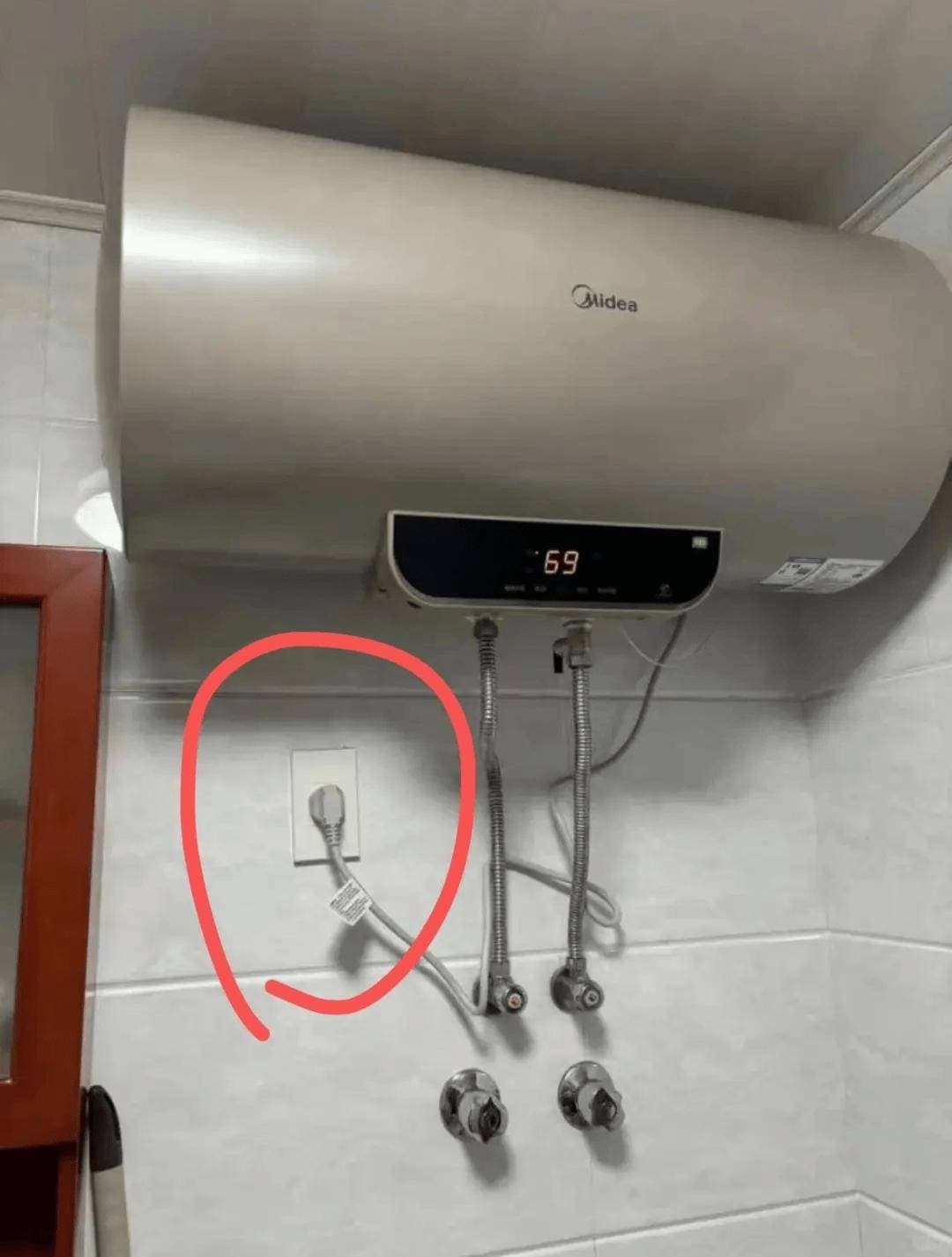 洗澡后，电热水器需要拔插头吗？多亏师傅提醒：才知我一直用错了