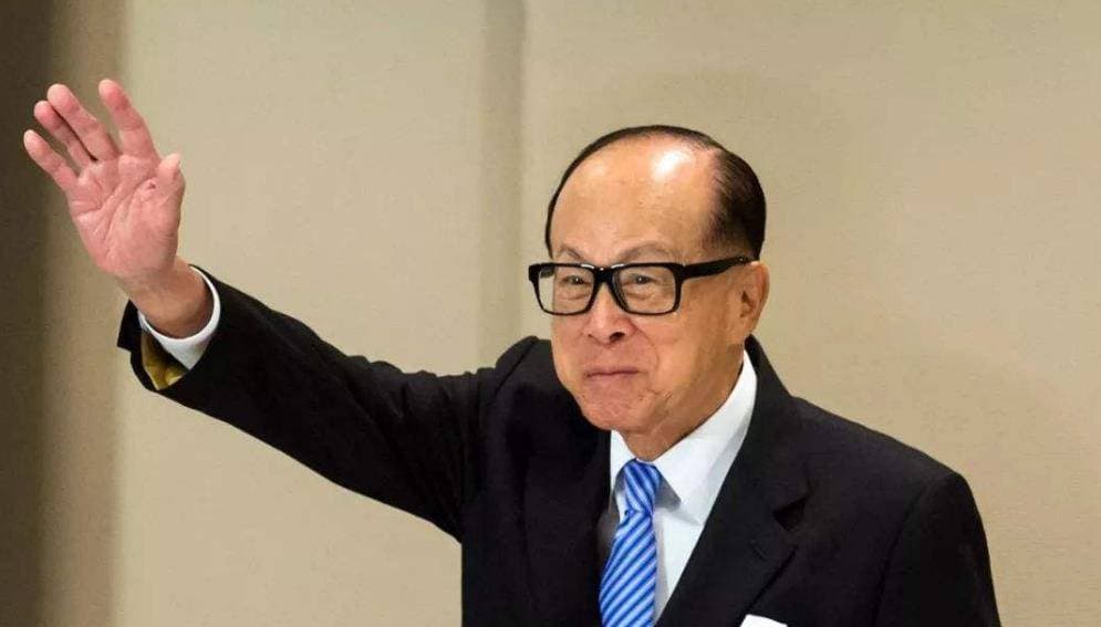 李嘉诚开始“慌了”？4000亿资产或被没收，开始重启对大陆投资