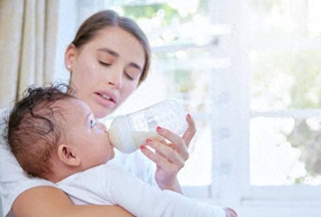 母乳不够奶粉来凑，宝宝容易消化不良？只能说你喂养方式有问题