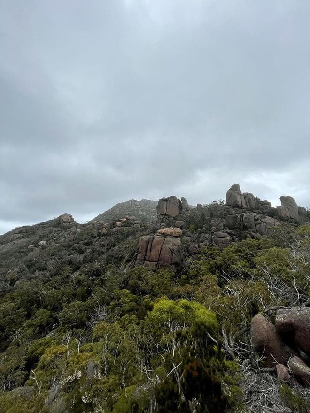 鳄鱼山景区探秘：冬日雪景中的火山奇观
