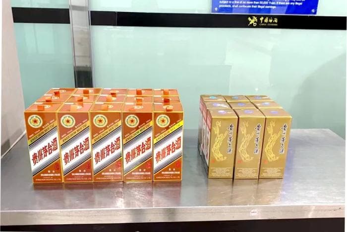 大连周水子机场海关查获旅客违规携带入境茅台酒24瓶