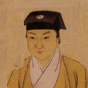 晚鸦飞去，一枝花影送黄昏。