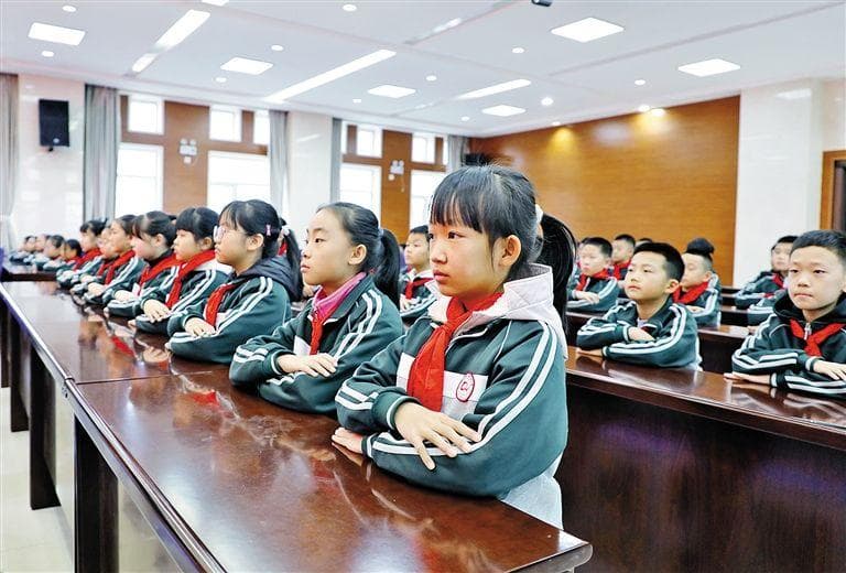 国防教育点亮青少年爱国之光