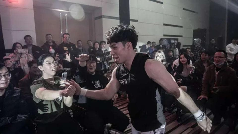 广东“早茶WWE”爆火的背后，中国摔角默默“排练”了20年