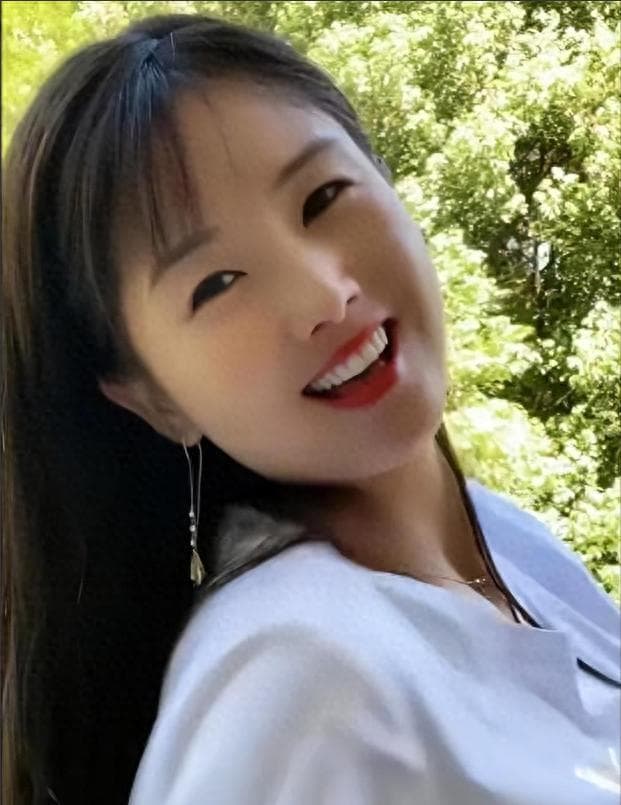"一笑倾城"爆火背后：一个没才艺的农村姑娘，为啥成叔圈顶流？