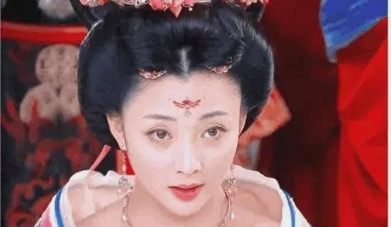45殷桃“蛮腰”出圈：被批最丑杨玉环的她，是怎么越活越好看的