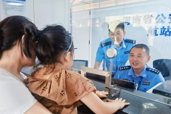 郑州机场推出便民服务：临时乘机证明“一分钟出证”
