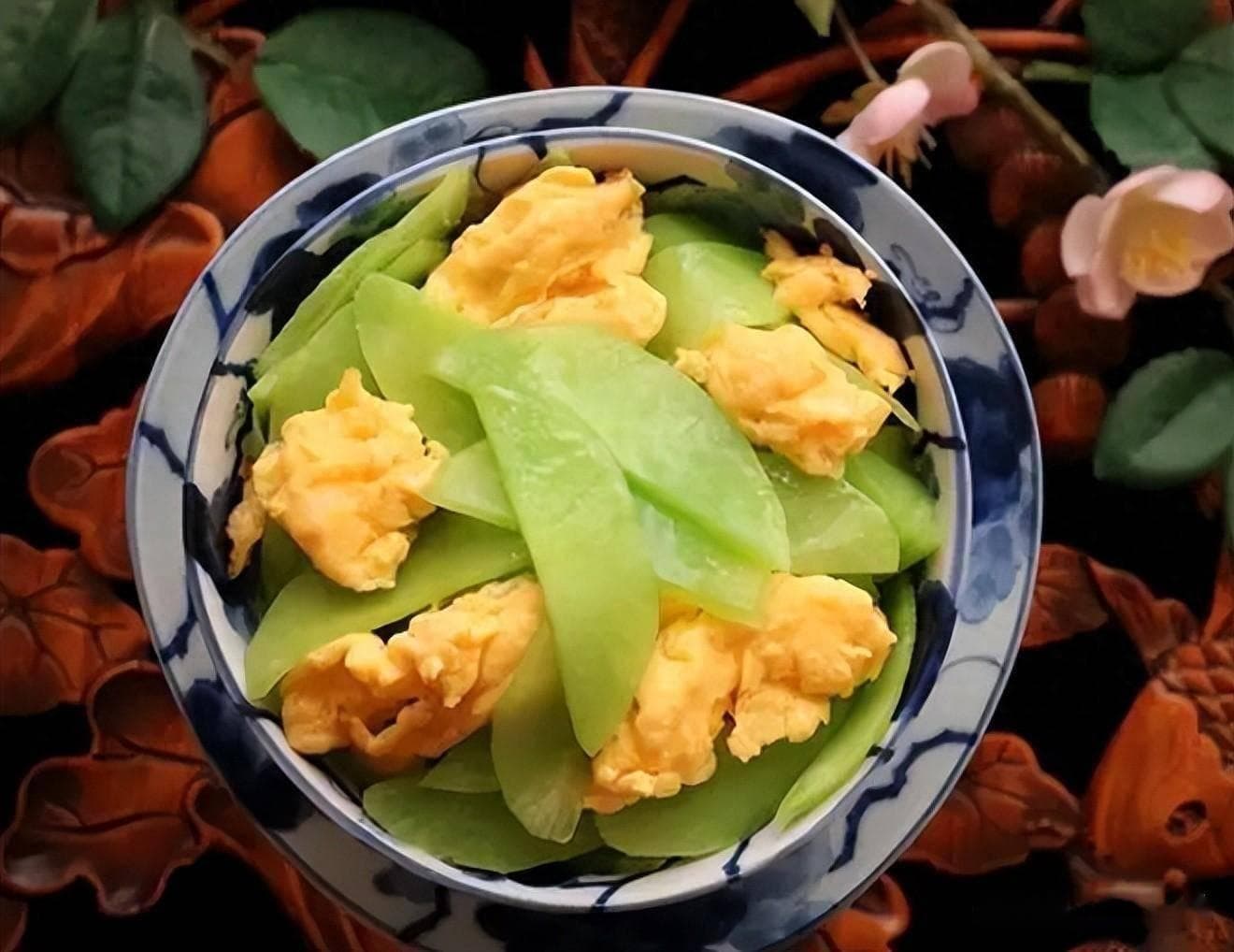 失眠多是肝火旺：建议多吃这3菜，养肝降火，有助睡眠