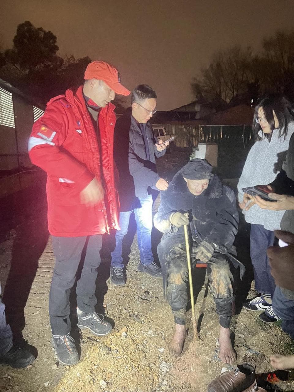 四川德阳百岁老人骑三轮车失联：30小时后在成都寻回 救援队称老人骑行80公里