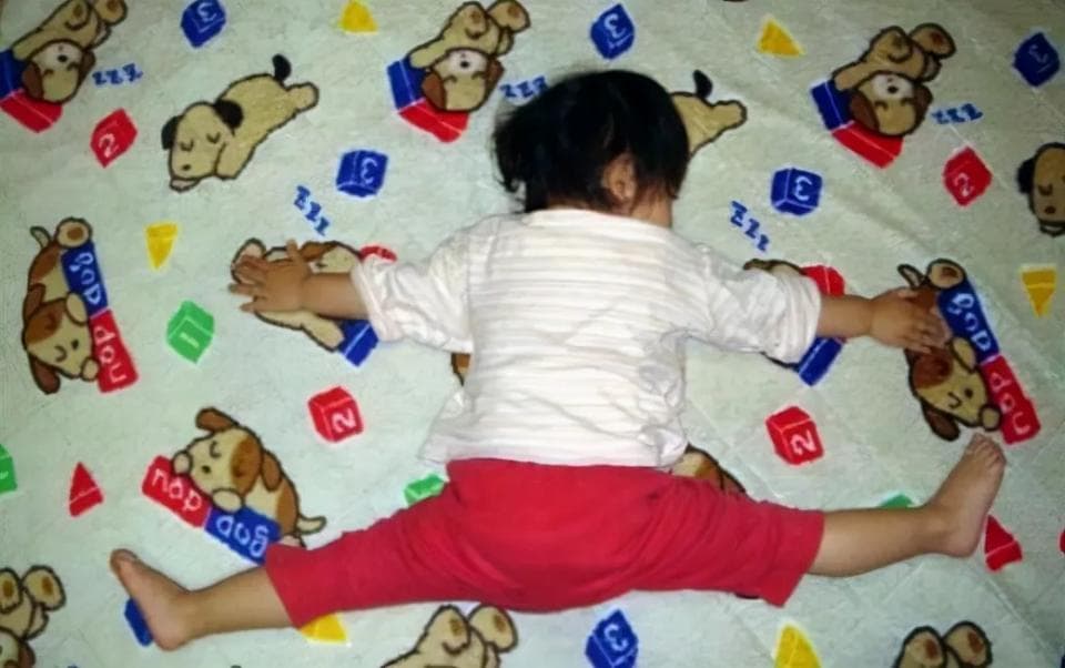 孩子为什么总爱踢被子？背后的原因可能出乎你意料