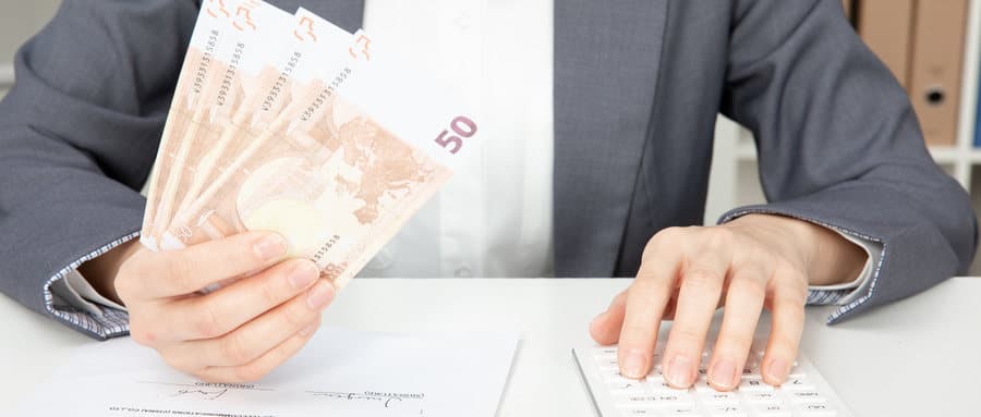 企业向员工发放补偿金的会计分录怎么做？