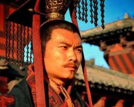 古代皇帝佩戴冠冕的深意：玉旒遮眼背后的治国智慧