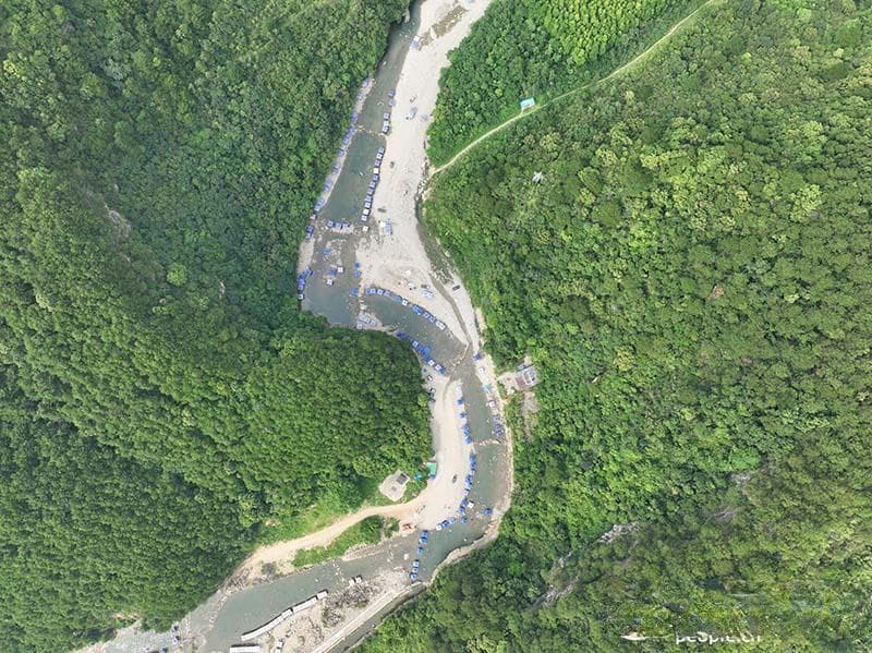 广西武鸣：游客戏水享清凉 峡谷风光惹人醉