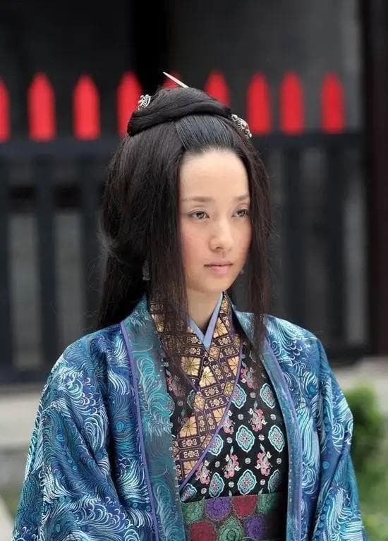 李自成部将高杰叛变，拐走其貌美如花的妻子，二人的结局令人唏嘘