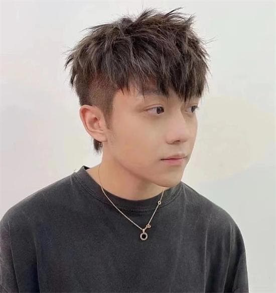 男士碎盖头：简单清爽的学院风发型指南