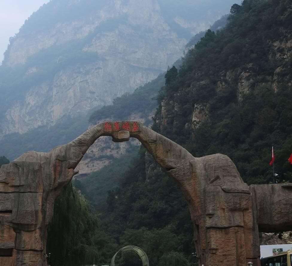 红崖峡谷旅游，3 座山峰巍峨立，登高望远好去处！