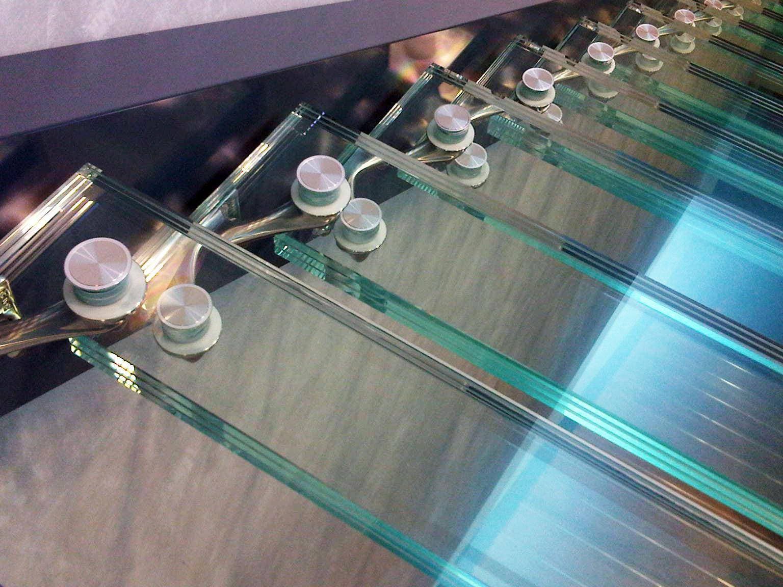 玻璃明明是1700℃高温烧制的，为何再次加热，就有可能会碎掉呢？
